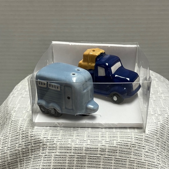 Blue Truck and Camper Salt and Pepper Shakers - Picture 9 of 9